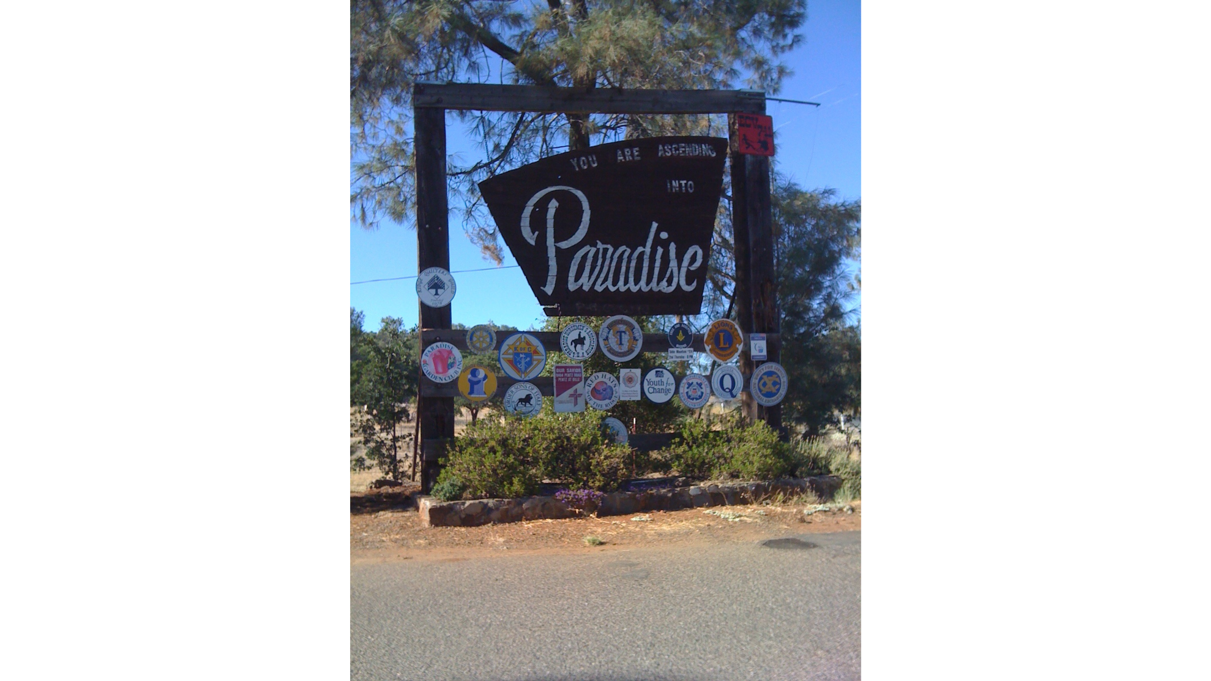The entrance of mountain town Paradise, California 