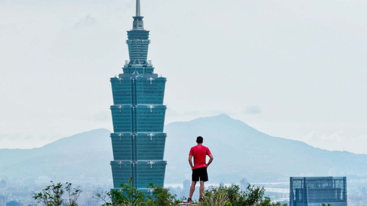 Alex Honnold Just Climbed the Taipei 101 Skyscraper on Netflix