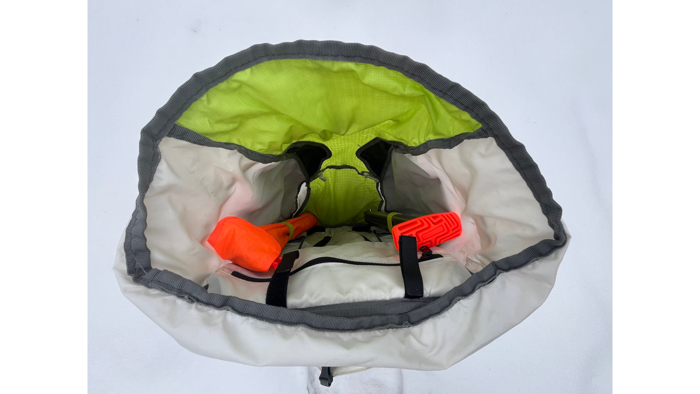 The X3 Backdoor replaces heavy dedicated pockets with two simple elasticized loops to secure your shovel handle and probe against the back panel.