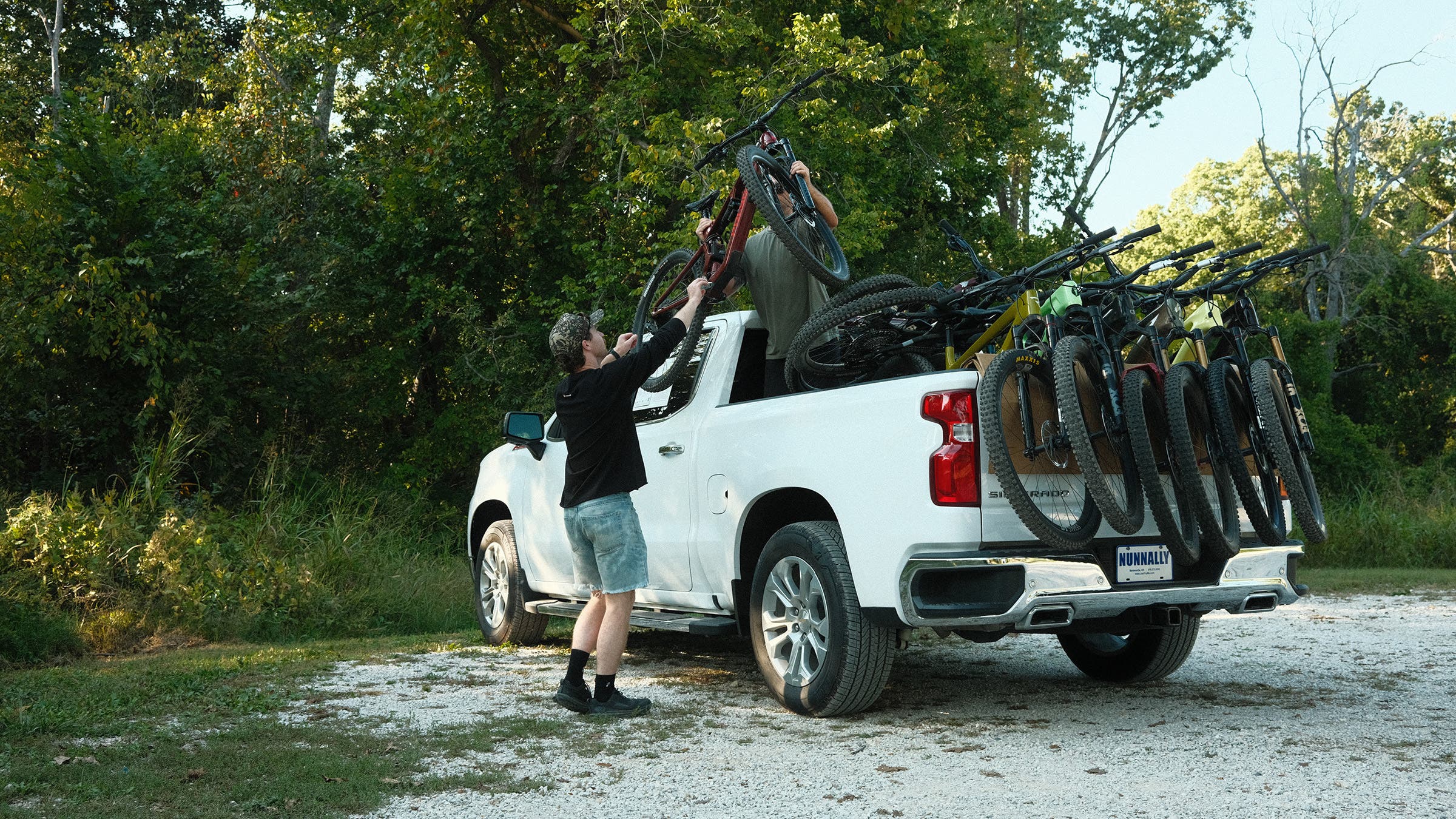 Testers unloading trail mountain bikes during Pinkbike's 2026 Trail Bike Field Test