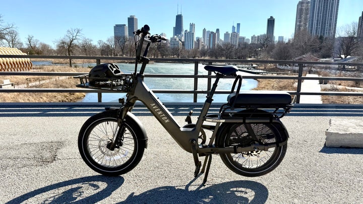 Aventon Abound SR commuter e-bike in front of Chicago skyline