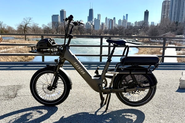 Aventon Abound SR commuter e-bike in front of Chicago skyline