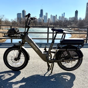 Aventon Abound SR commuter e-bike in front of Chicago skyline