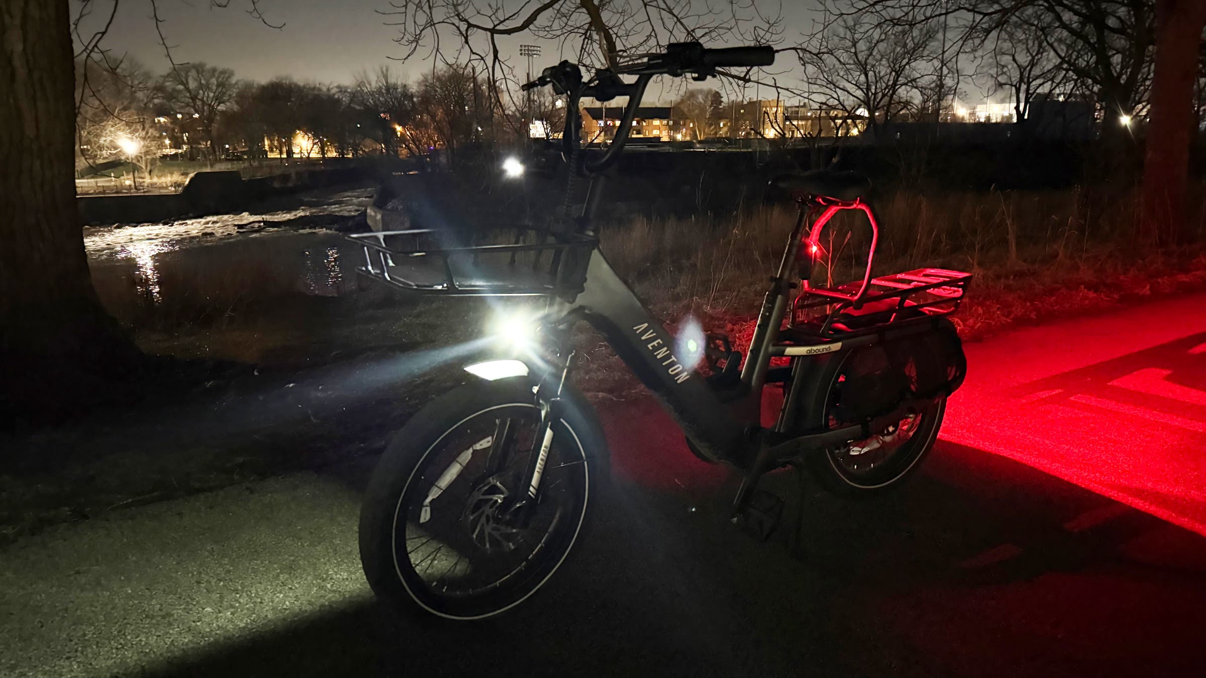 Comparison of Garmin Varia UT800 and built-in headlight on Abound SR e-bike
