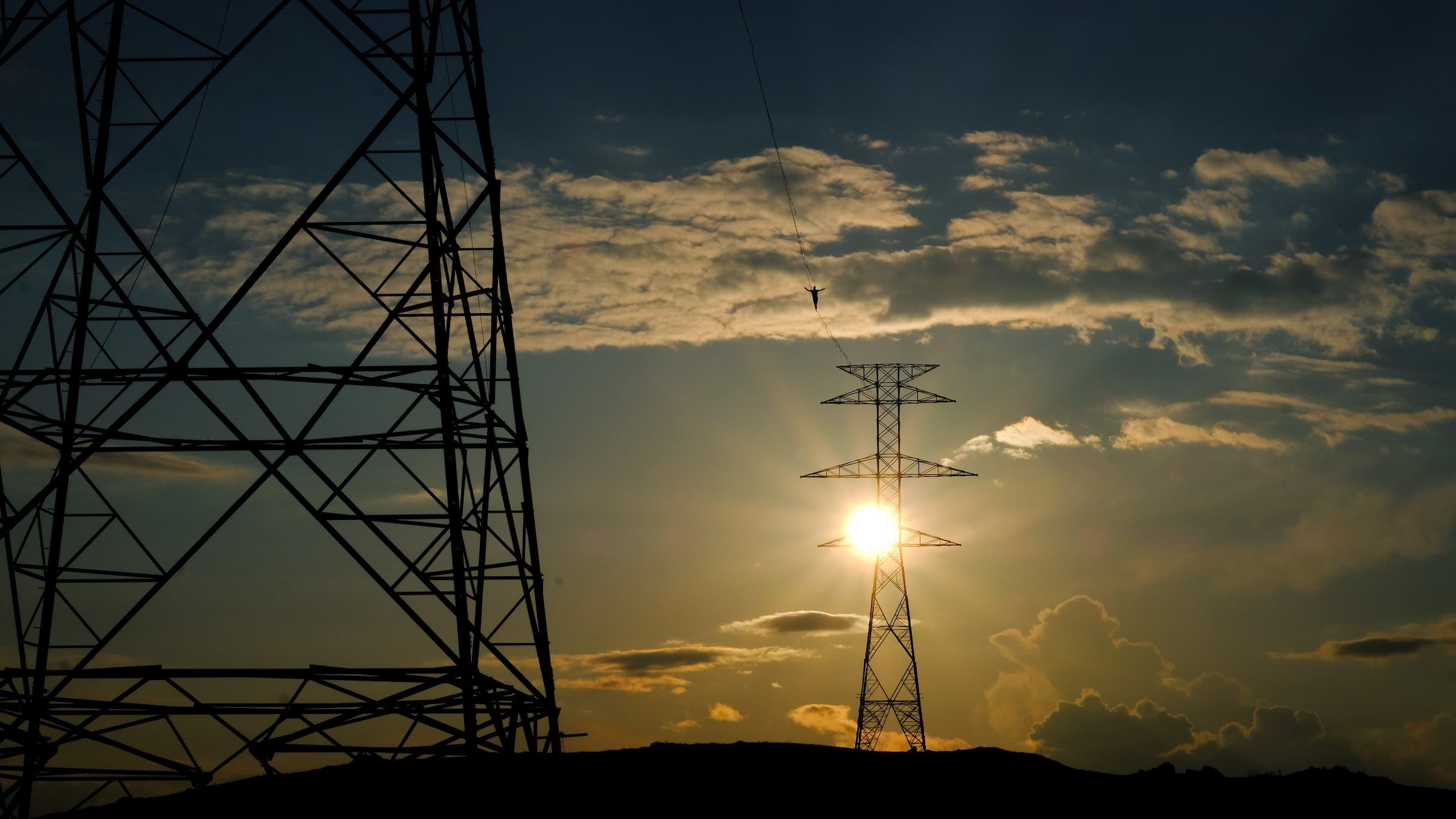 Friedi Kühne walking a highline between two power towers