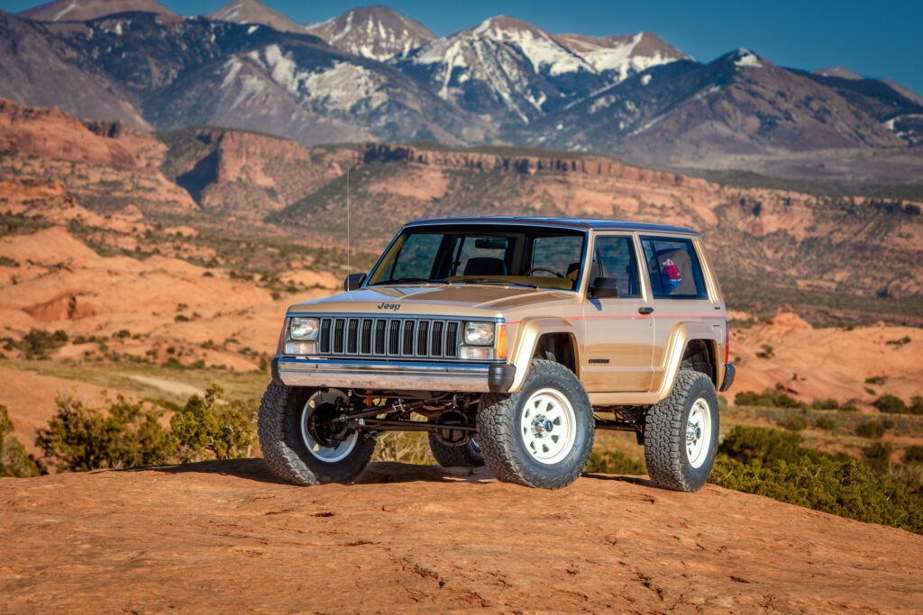 ミリタリー Desert Scorpion Helicopter & Desert Jeep Easter Jeep Safari vehicles revealed