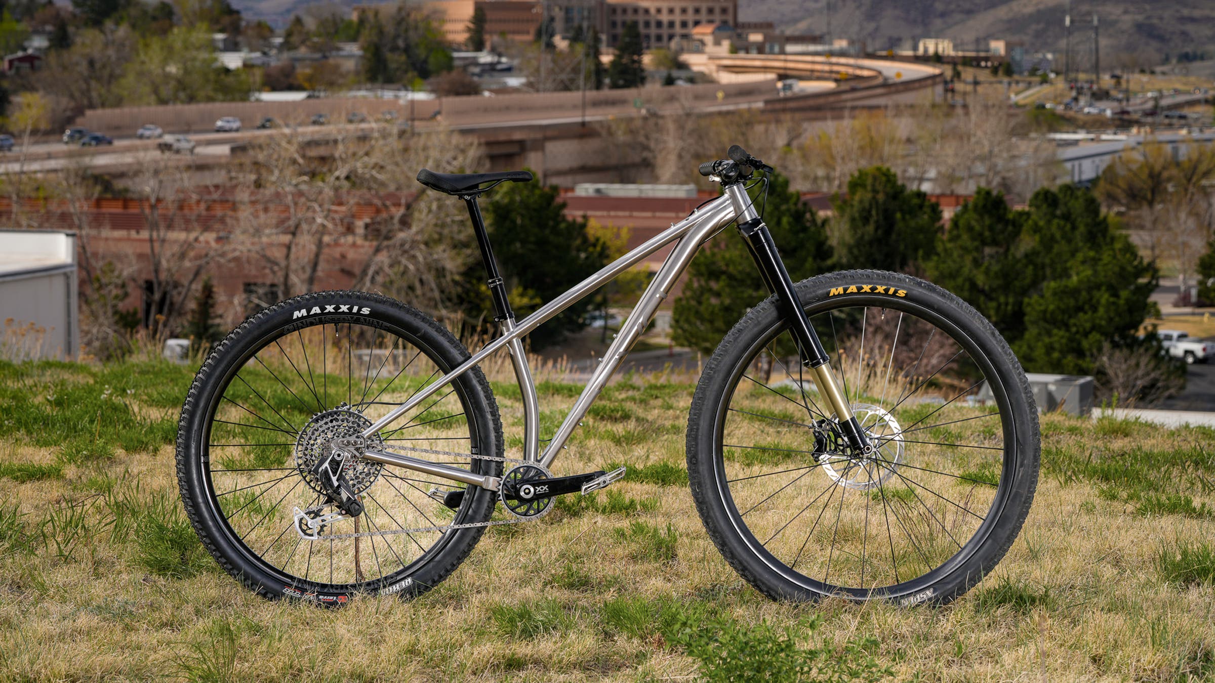 Revel Bikes Project El Jefe Grande 32er in front of city landscape