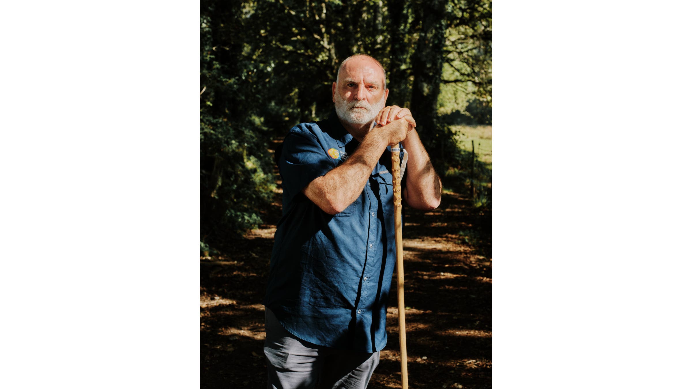 Portrait of José Andrés, leaning on his walking stick.