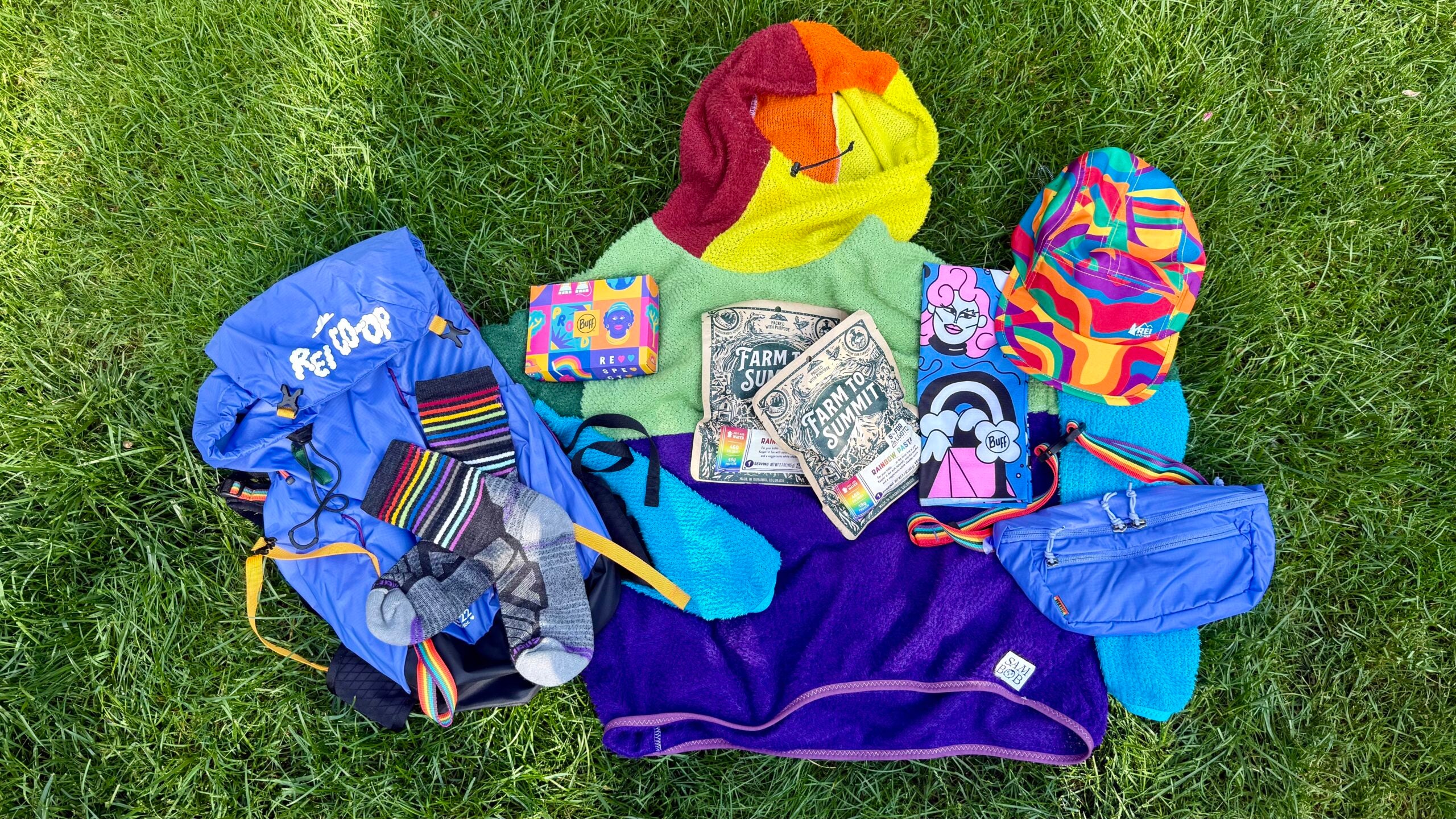 新品タグ付き PRIDE カットソー 7 LGBTQ+ Outdoor Brands to Support This Pride Month