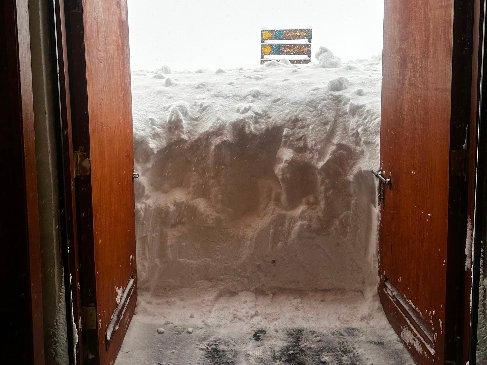 Snow storm hits South American ski resorts Portillo