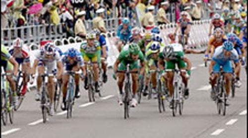 The peloton races to the finish line in Friday's Stage 7. Robbie McEwen snagged the win for his second in three days.