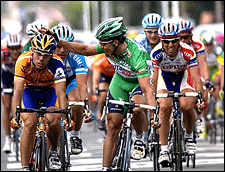 Robbie McEwen pats Oscar Freire on the shoulder after Freire's Stage 9 win.