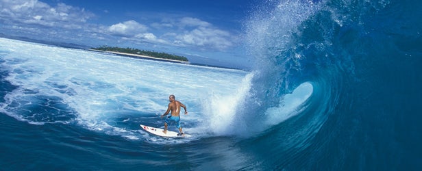 Kelly Slater drops in near Tavarua