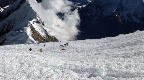 Ice avalanche on Manaslu hit climbers as they scream in fear and