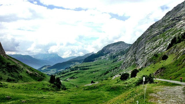 Descending the Col de la Colombi猫re toward the finish of Stage 19 at Le Grand Bornand.