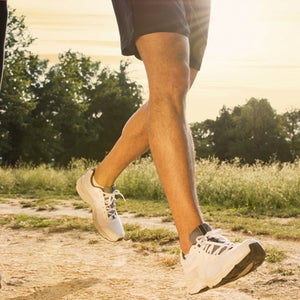 A heel-toe stride improves efficiency while running, a new study finds.