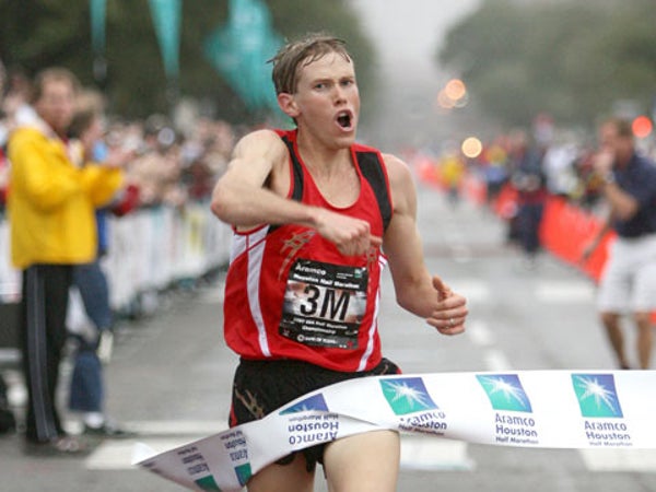 Ryan Hall breaks the U.S. half-marathon record in Houston, Texas, January 14, 2007