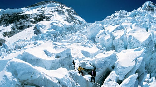 ԹϺOnline Inside ԹϺ Everest climbers Khumbu Icefall ladders crevass