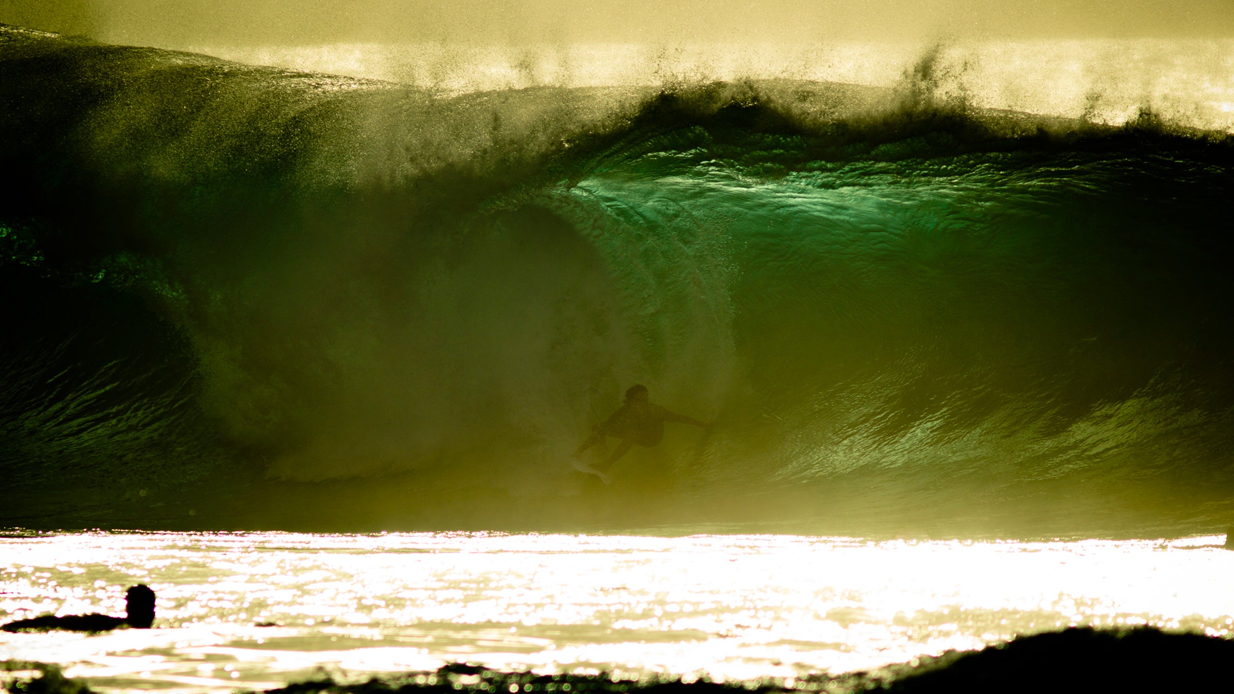 Surfing pipeline Outside Online viewfinder exposure