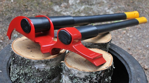 Vipukirves Leveraxe 2 Vipukirves finland covet axe physics axe reinvented gear shed outside outside magazine outside online log splitting woodcutter chopping wood