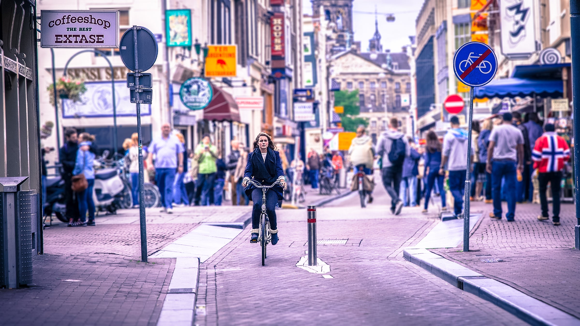 amsterdam bike helmet cycling cycling safety high vis helmet bicycle helmet bike-car accident cycling fatality intra-cranial bleeding bike lane netherlands