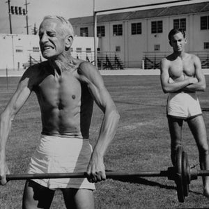 Cerutty Herb Eilliot Elliot Lift Runner Percy Sports Track Trainer Watching Weights 925363 TIMEINCOWN