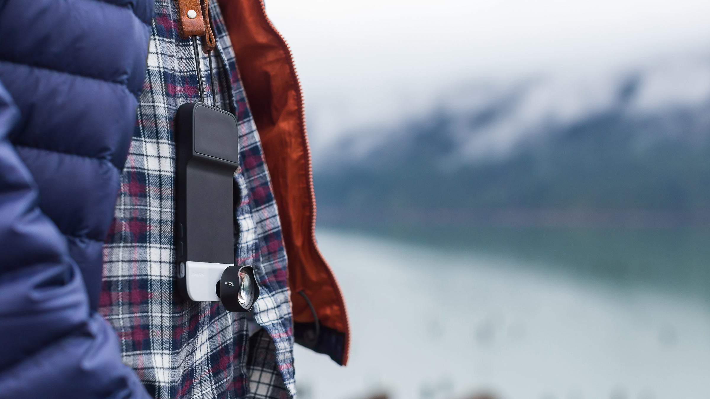 Probably the case’s niftiest feature is its shutter button that, like a traditional point-and-shoot or DSLR, has a half-press feature to lock exposure and subject. 