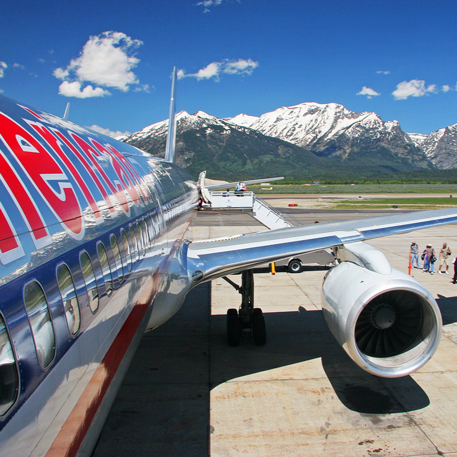 alpine wyoming wy airport airplane wide angle 17mm 17-85mm 17-85 american airlines aa aal boeing boeing 757 757 boeing 757-200 757-200 jet jetliner aircraft airliner airline tourism travel travel photography jackson hole kjac jac jackson hole airport mountains summer grand tetons grand teton national park grand teton gtnp tarmac deplaning disembark disembarking canon eos 20d canon 20d eos 20d 20d