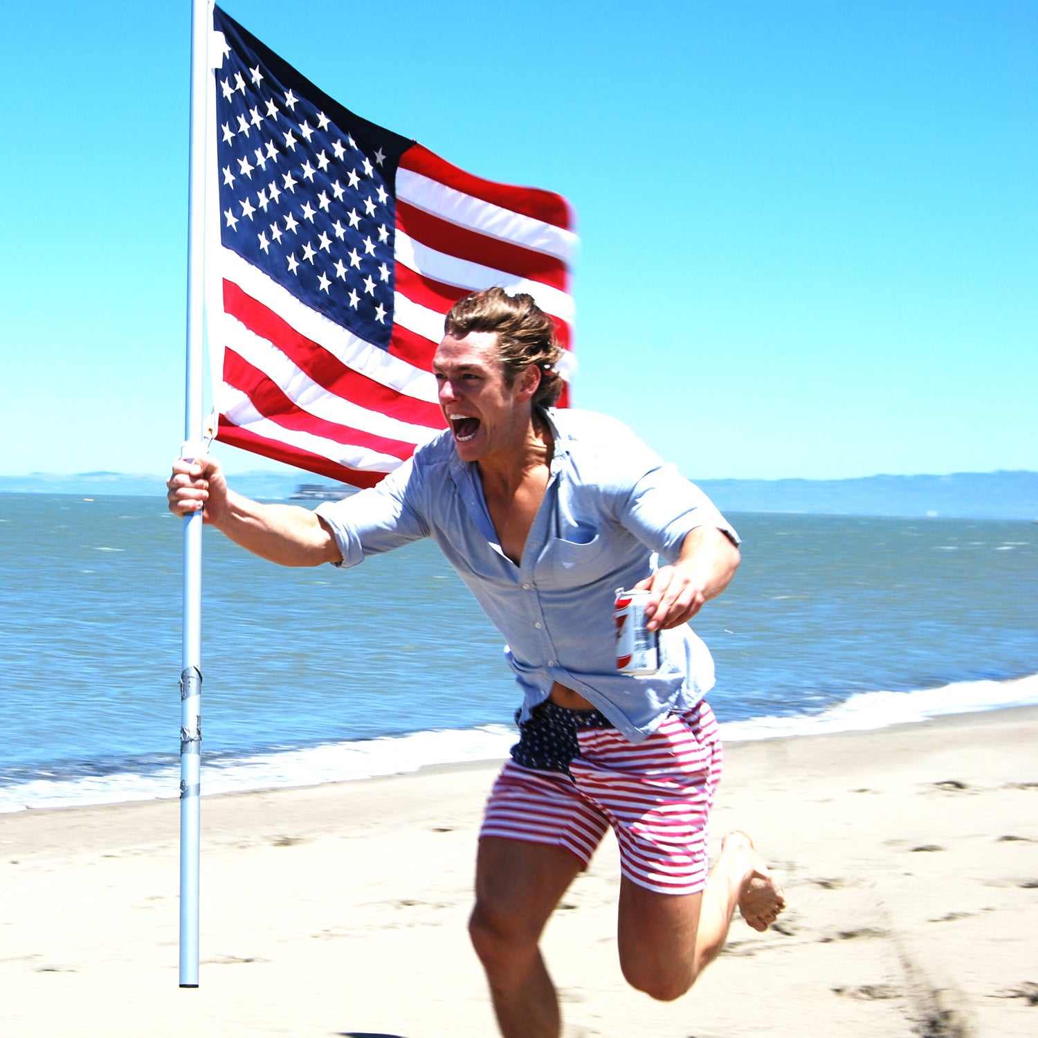 Мужчина 4 июля. Парень с американским флагом. Американец с флагом. Смешной американский флаг. Целует американский флаг.