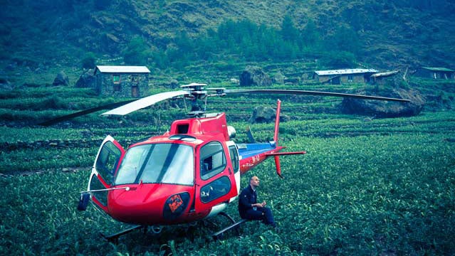 helicopter everest field