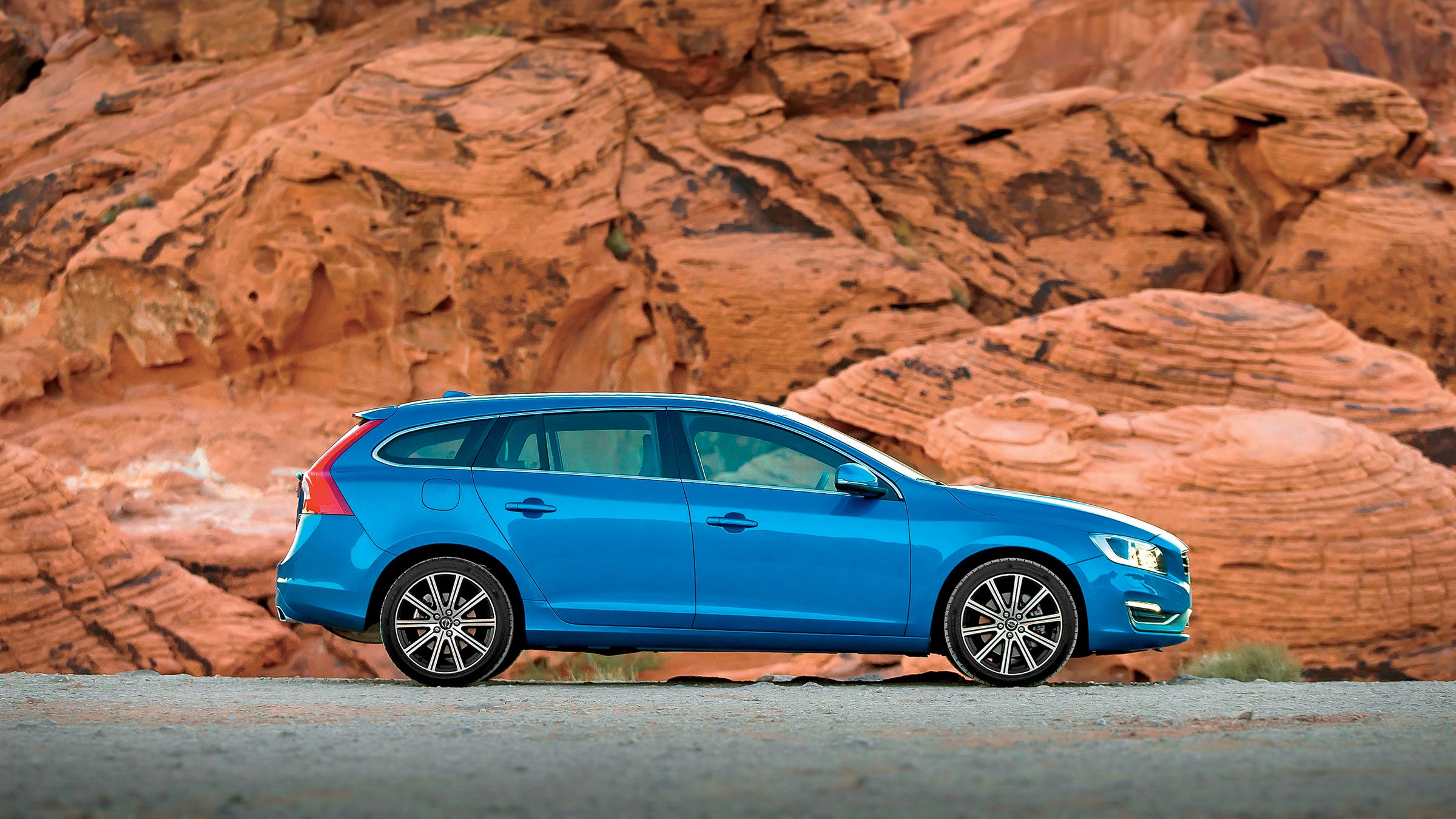 volvo v60 autos cars outside