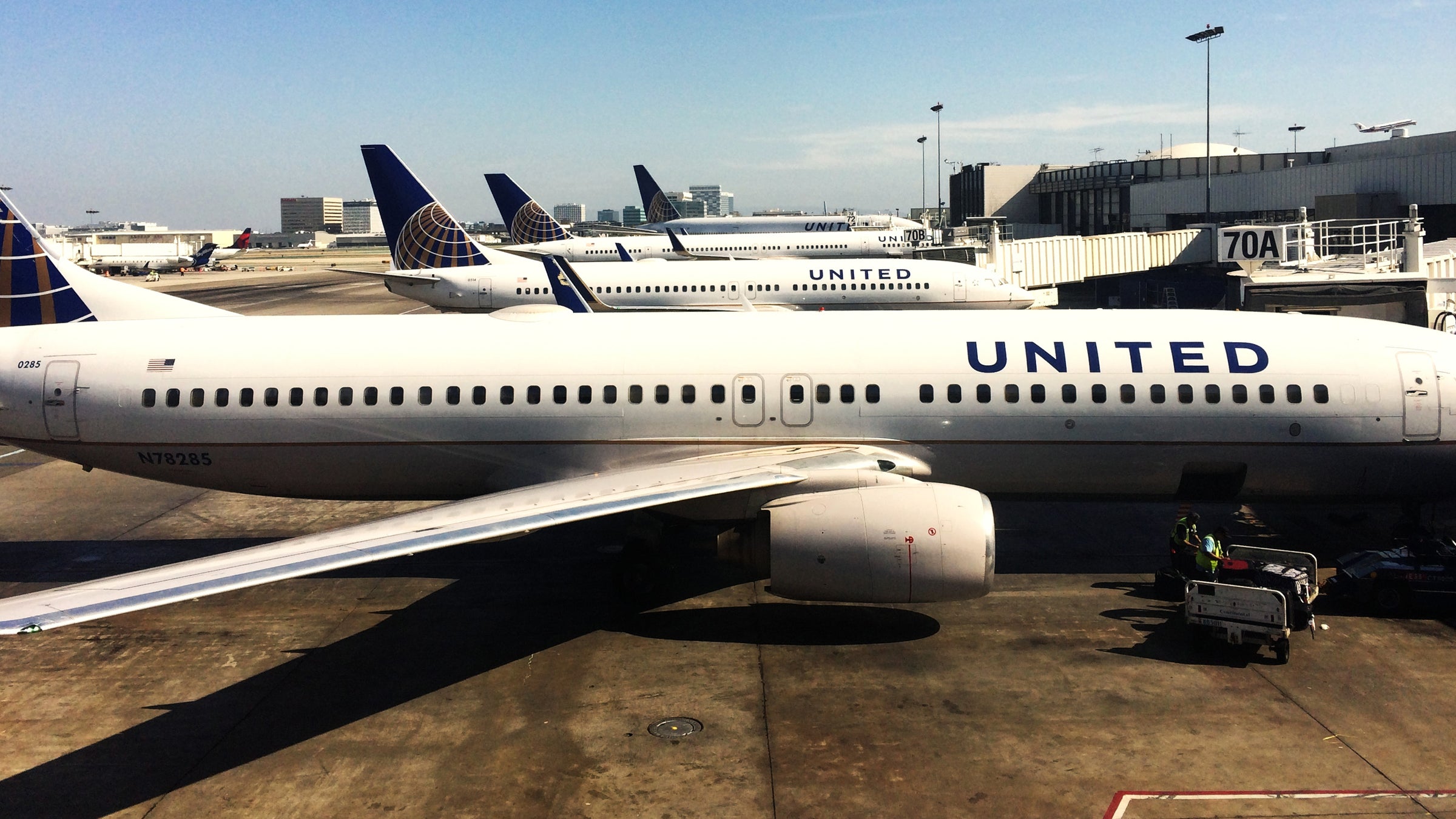 United alerted customers that their extremely low-priced flights were invalid after a glitch occured.