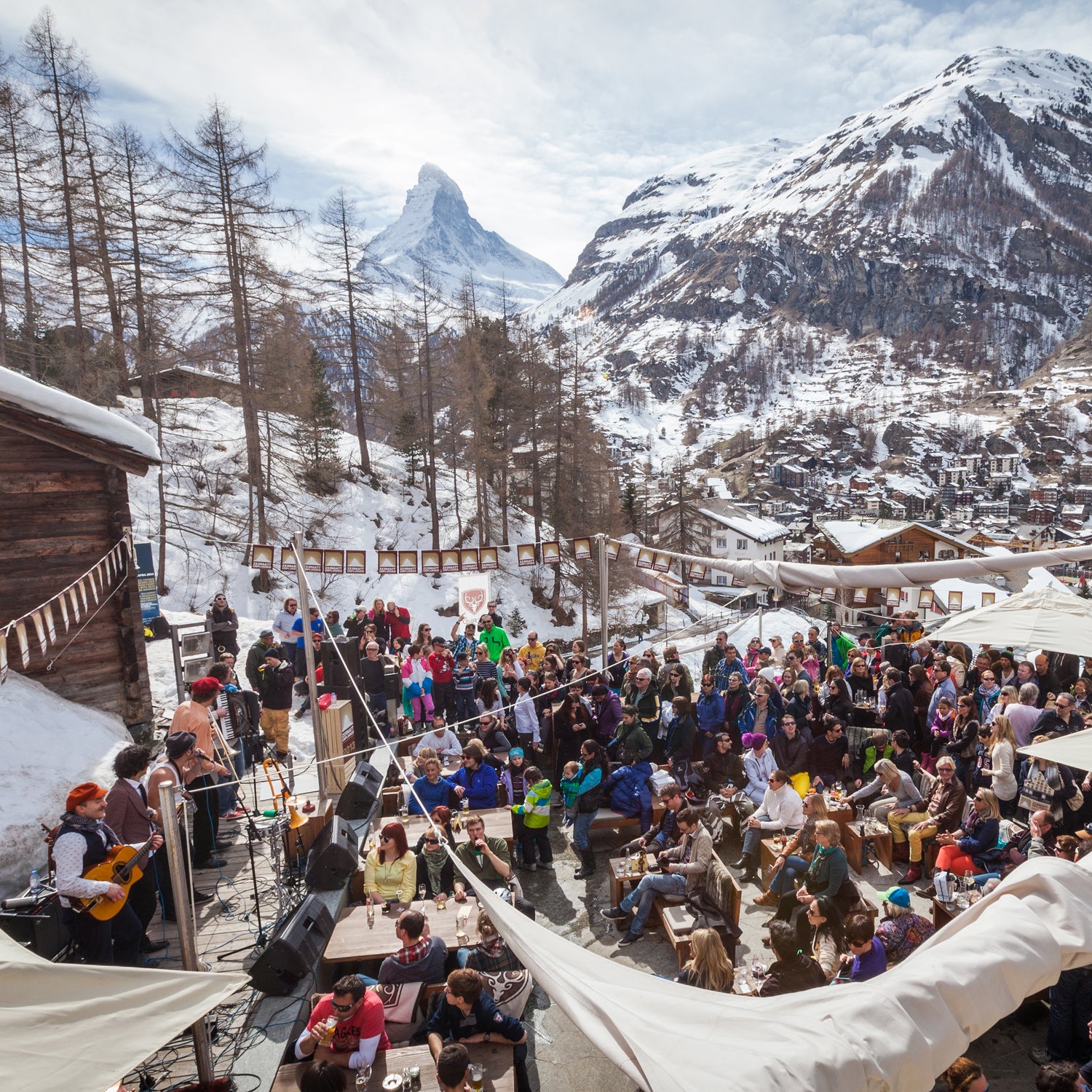 Artist sings at outdoor apres ski restaurant with snow capped Mont, folie  auto außen winter 