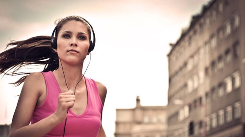 brain boost exercise fitness mind-body connection outside ԹϺ Magazine outside online erin beresini fitness coach body work yoga hiking exercise memory