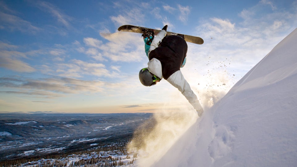 Which is a Better Workout Skiing or Snowboarding?
