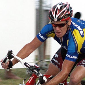 Stuart O'Grady dives into a turn.