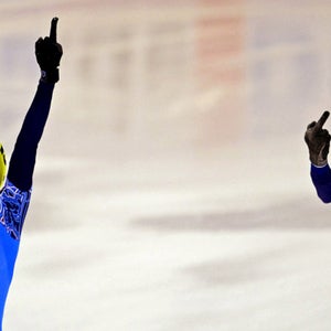 Sjinkie Knegt flips the double bird at the Russian victor of the 5000-meter relay race.