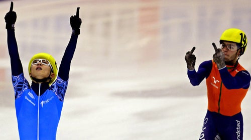 Sjinkie Knegt flips the double bird at the Russian victor of the 5000-meter relay race.