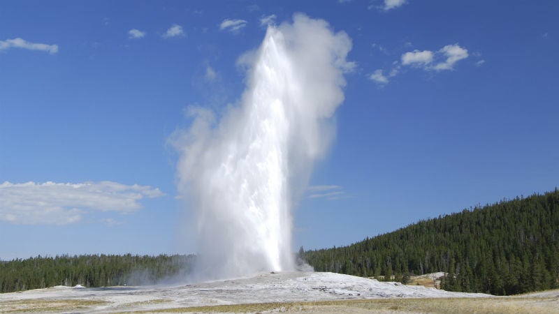 Yellowstone Geysers Predict Volcanic Eruptions