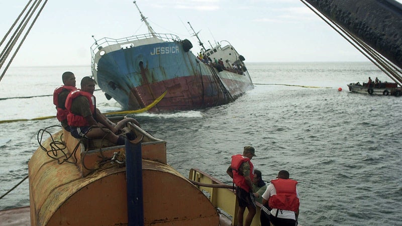 ϳԹOnline Galapagos islands oil spill tanker freighter Jessica 2001 San Cristóbal 2014 Ecuador Ecuadorean threat direct rocks swing puncture fuel crude diesel cargo hole