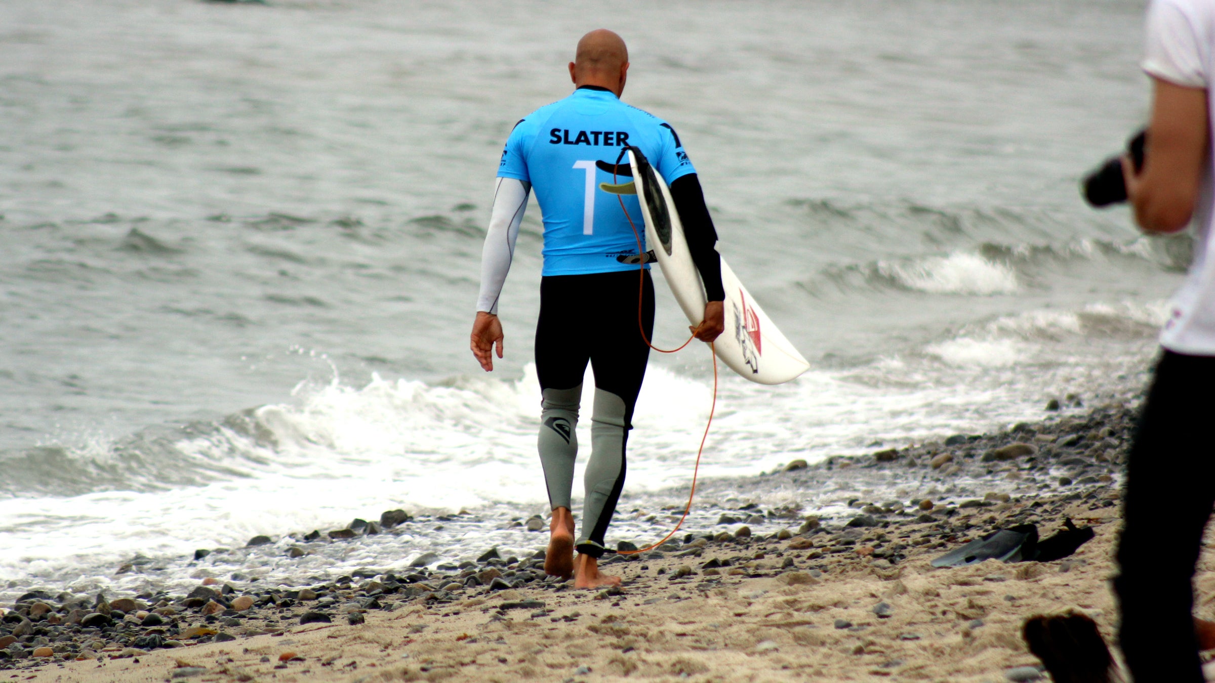 kelly slater injury surfing fiji cloudbreak