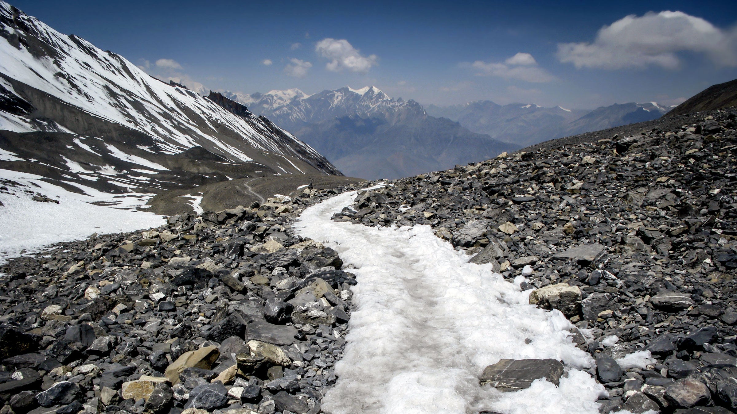 avalanche storm nepal death trekking trekkers himalayas annapurna circuit pass