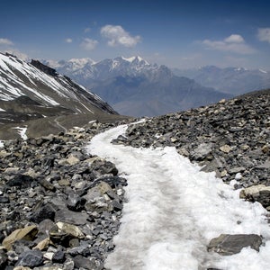 avalanche storm nepal death trekking trekkers himalayas annapurna circuit pass