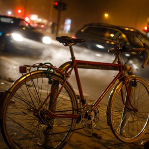 Bike CC BY SA City Creative Commons Cycling Dark Dunkel EOS 6D EimsbĂĽttel Fahrrad Fahrradfahren Fog Hamburg Nacht Nebel Night Sigma 35mm F1.4 DG HSM Stadt StraĂźe Street Traffic Verkehr