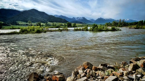 Pipeline Leaks Oil into Yellowstone River