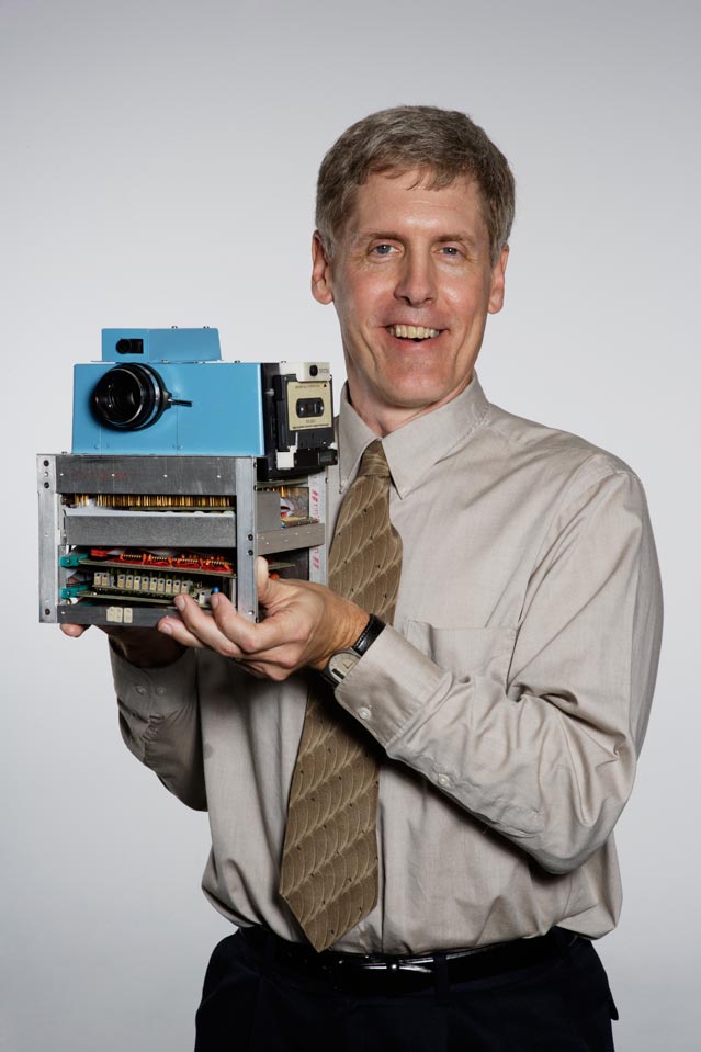 Designer Steve Sasson with an early-model digital camera