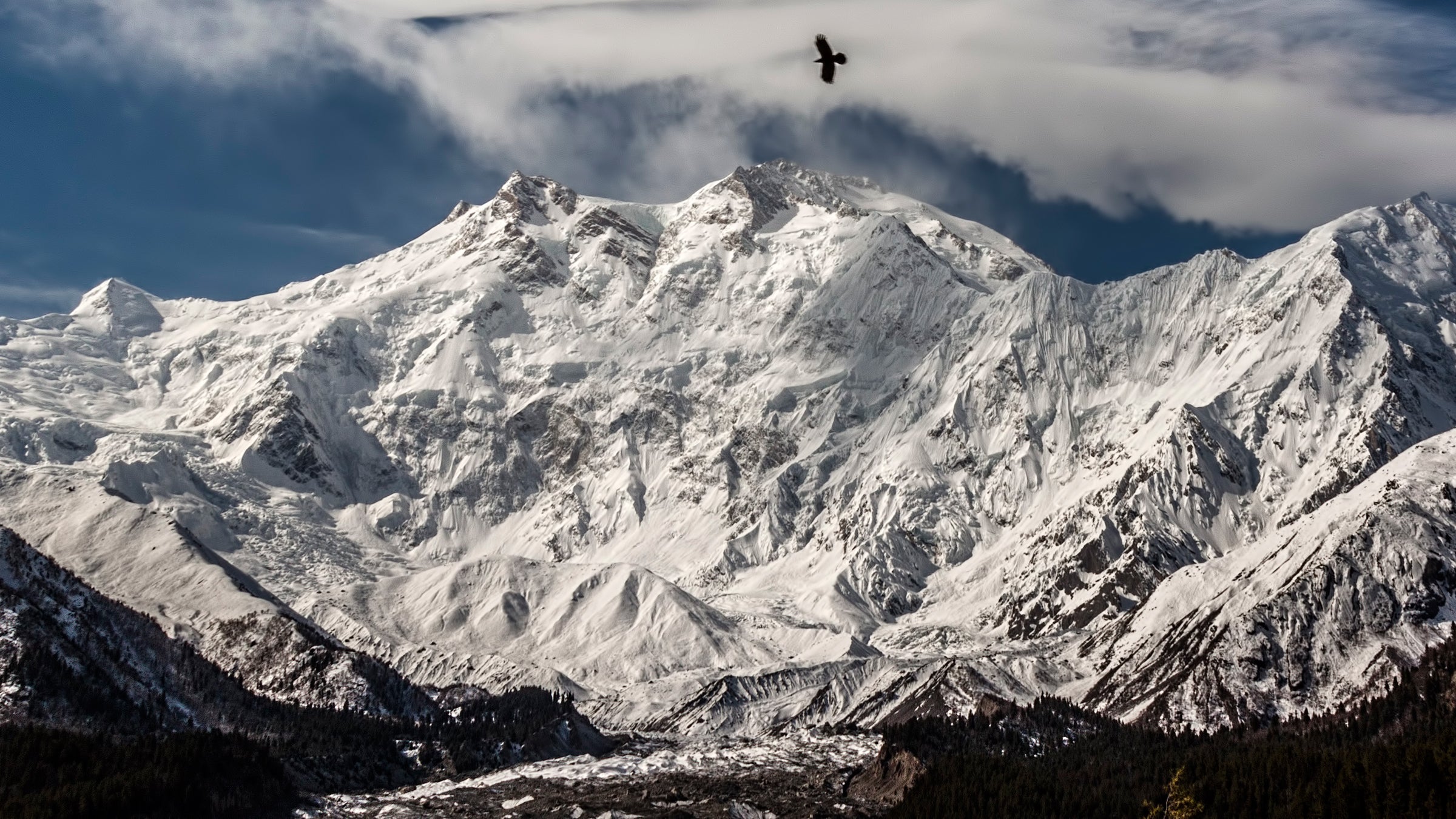 One of the key suspects in the killing of 10 climbers on Pakistan's Nanga Parbat mountain escaped from prison on Friday morning.